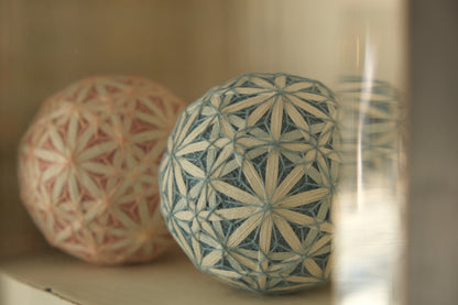 Cloisonné hemp leaf temari 