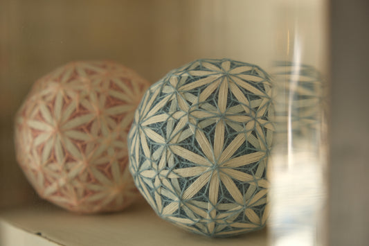 Cloisonné hemp leaf temari 